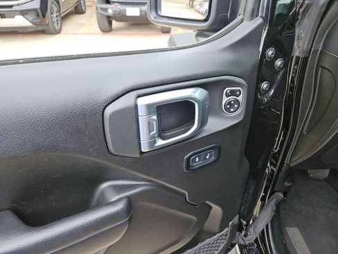Used 2025 Jeep Wrangler Unlimited Rubicon AWD/4WD image 15
