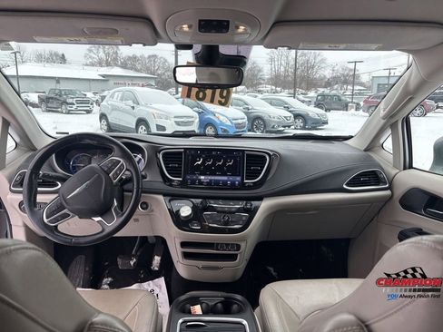 Used 2021 Chrysler Pacifica Touring-L image 16