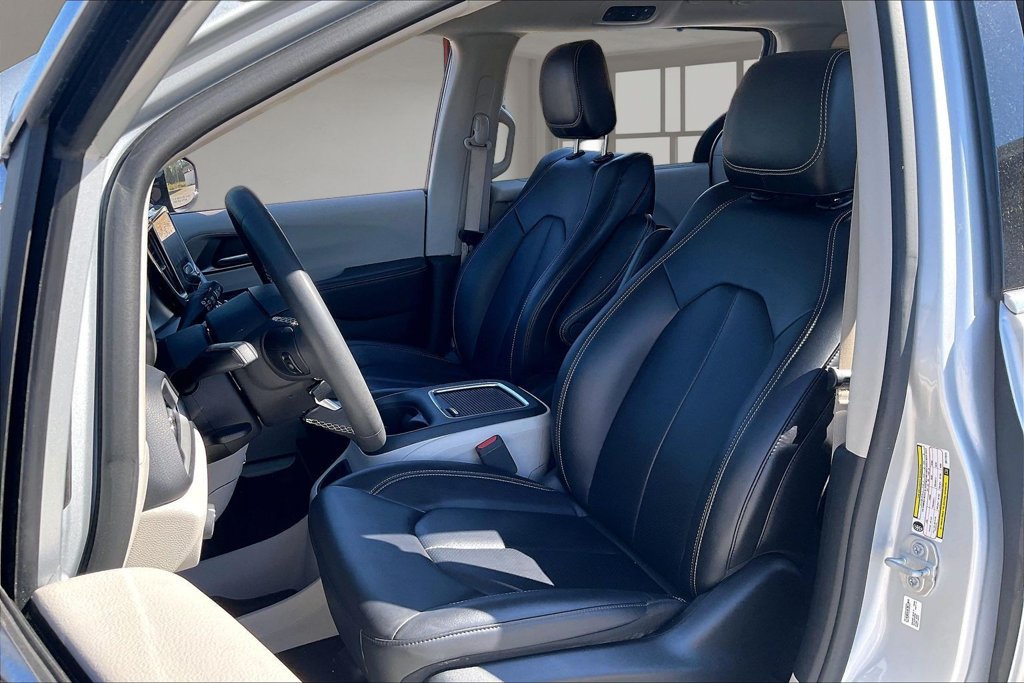 Used 2024 Chrysler Pacifica Touring-L FWD image 21