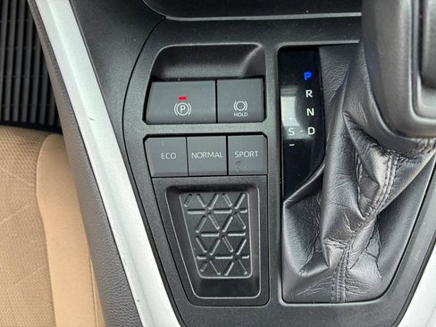 Used 2021 Toyota RAV4 XLE w/ Convenience Package FWD image 27