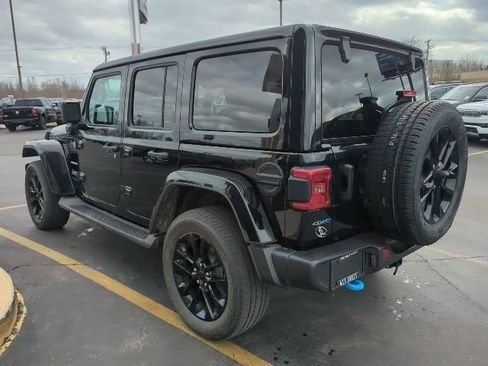 Used 2022 Jeep Wrangler Unlimited Sahara w/ Cold Weather Group image 4