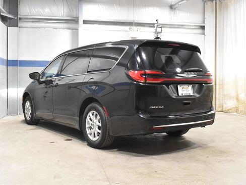 Used 2023 Chrysler Pacifica Touring-L FWD image 24