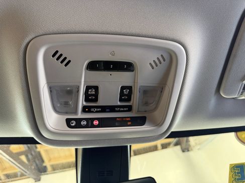 Used 2018 Chevrolet Traverse LT FWD image 30