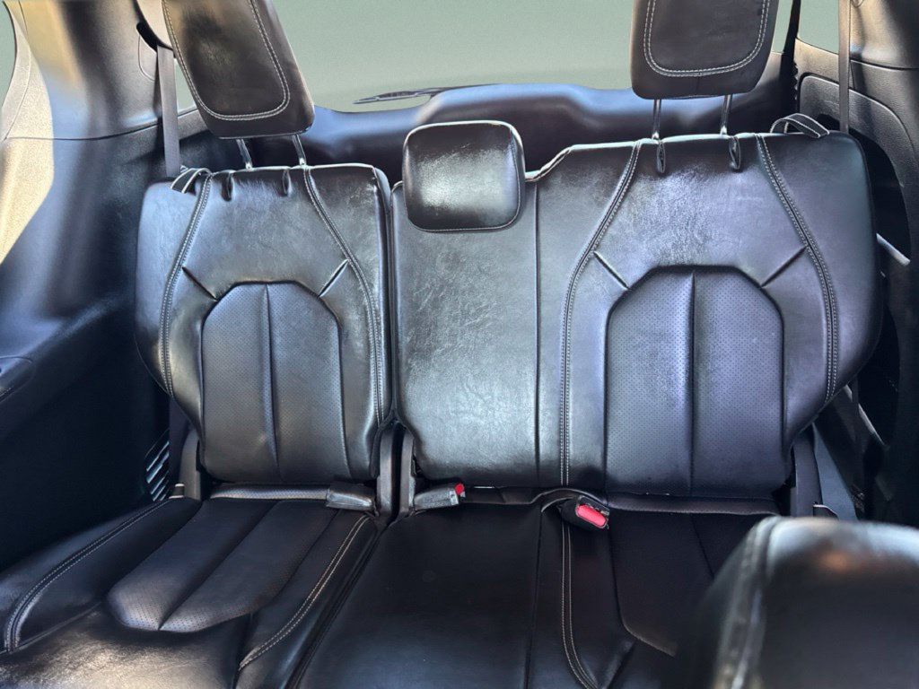 Used 2025 Chrysler Pacifica Select FWD image 12