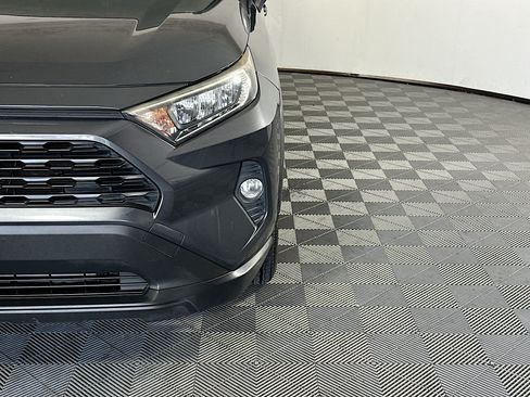 Used 2019 Toyota RAV4 XLE w/ Convenience Package FWD image 9