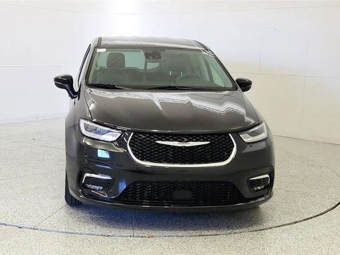 Used 2023 Chrysler Pacifica Touring-L FWD image 2