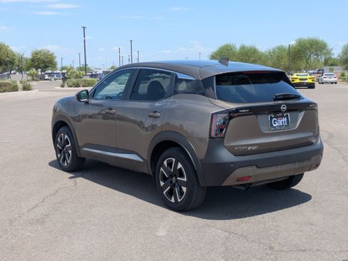 Used 2025 Nissan Kicks SV AWD/4WD image 4