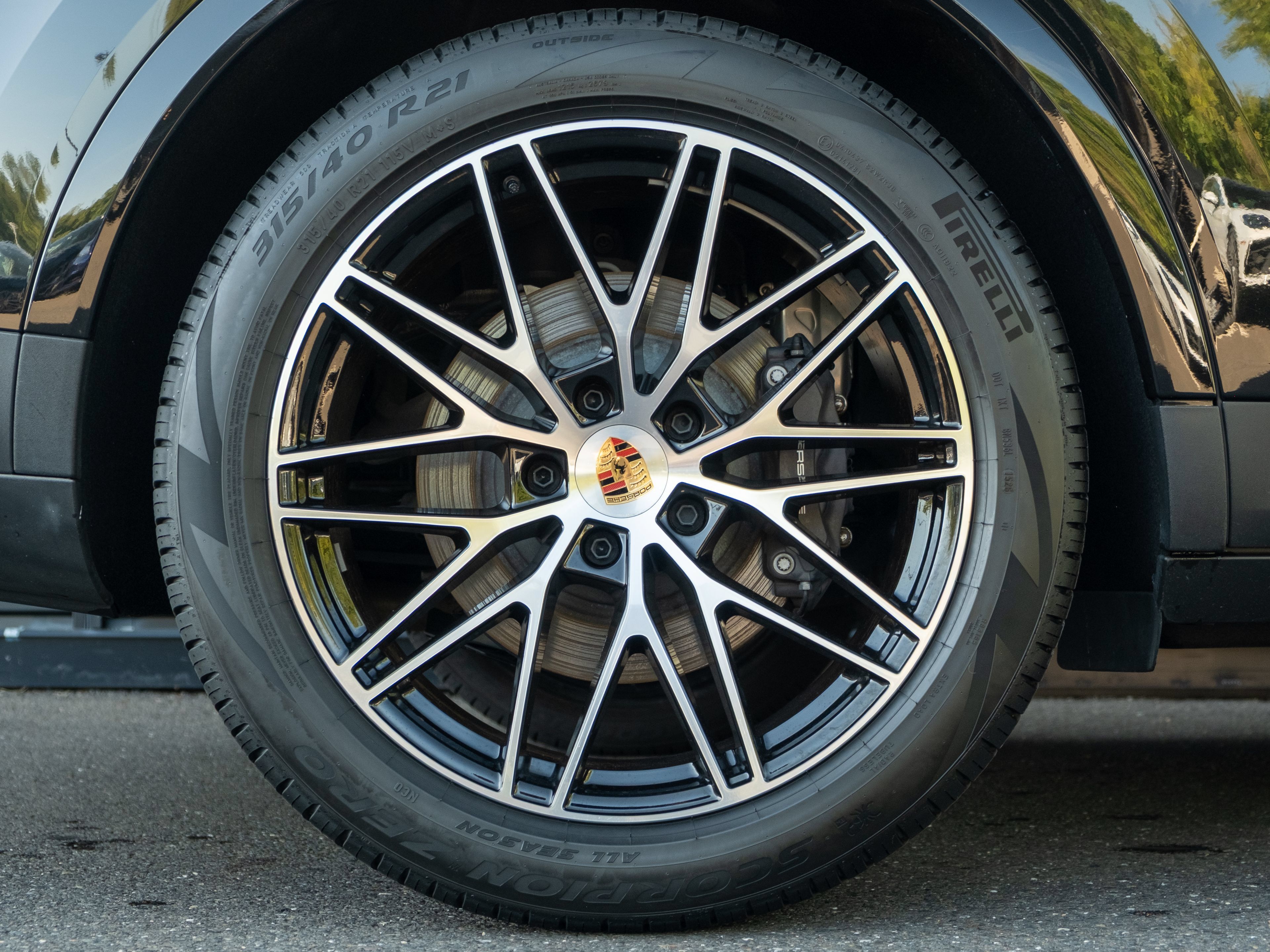 Certified 2025 Porsche Cayenne AWD/4WD image 14