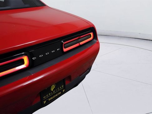 Used 2016 Dodge Challenger SXT image 29