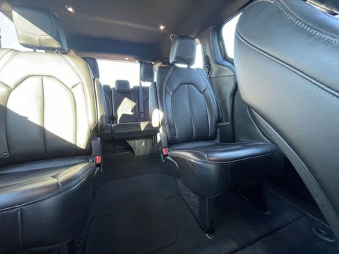 Used 2025 Chrysler Pacifica Select image 38