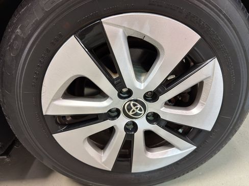 Used 2016 Toyota Prius Four image 34