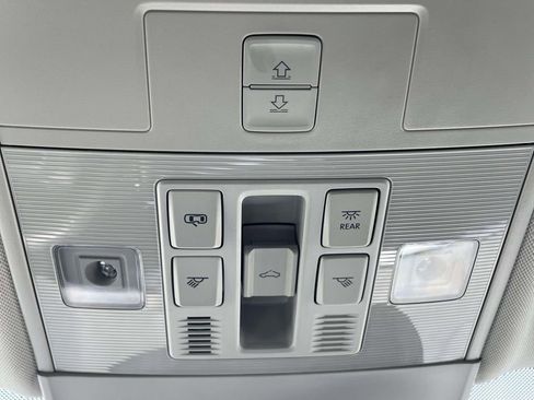 Used 2023 Volkswagen Taos SE w/ Panoramic Sunroof Package FWD image 21