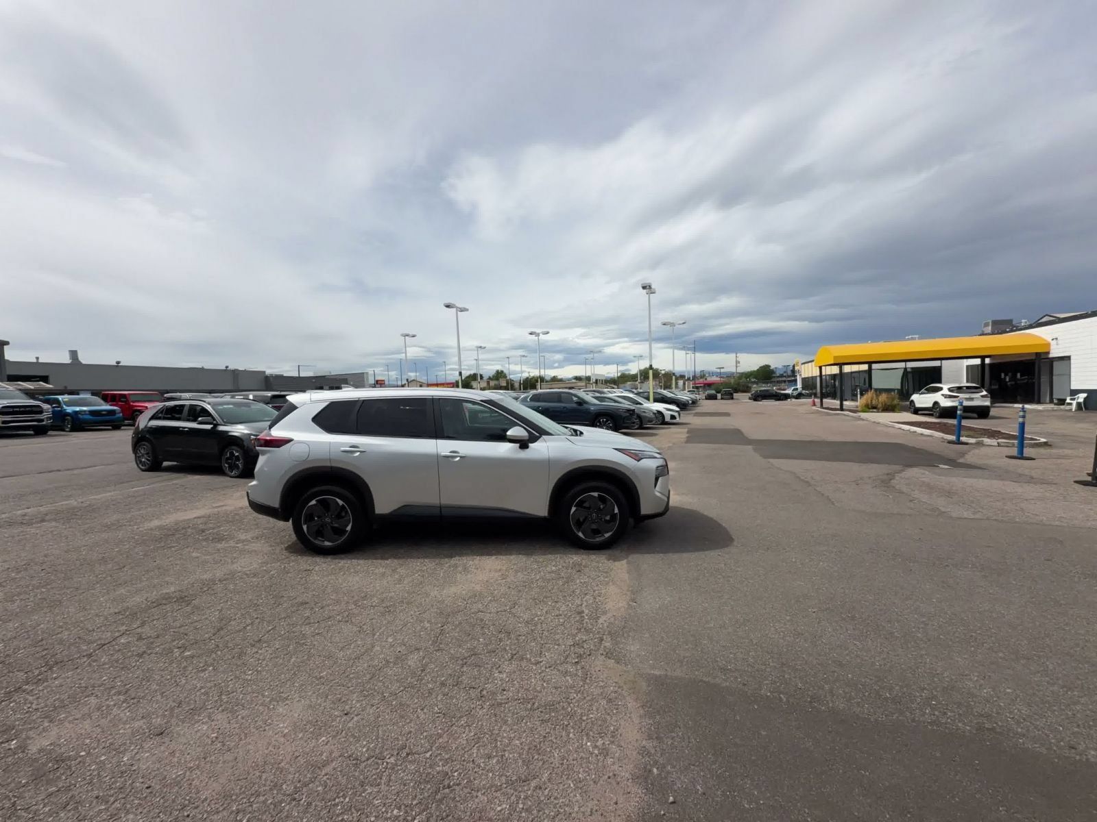 Used 2025 Nissan Rogue SV AWD/4WD image 15