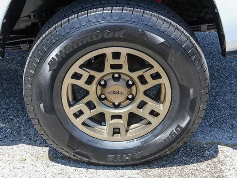 Used 2021 Toyota Tacoma SR AWD/4WD image 10