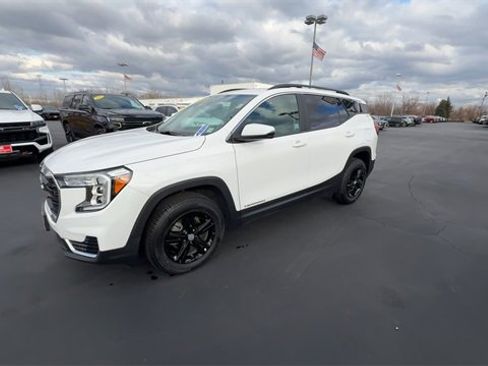 Used 2022 GMC Terrain SLE w/ Driver Convenience Package image 4