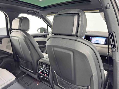 Used 2024 Porsche Cayenne w/ Technology Package image 41