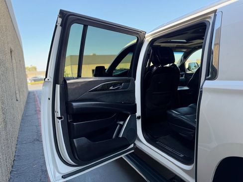 Used 2019 Cadillac Escalade ESV Platinum AWD/4WD image 15
