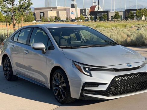 Used 2025 Toyota Corolla SE w/ Convenience Package FWD image 3