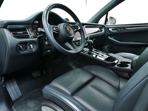 Used 2023 Porsche Macan Turbo image 4