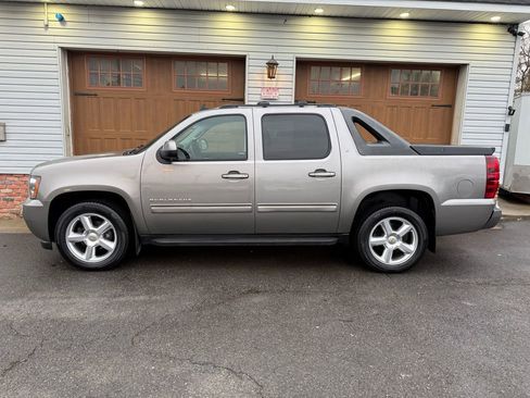 Used 2012 Chevrolet Avalanche LT image 6