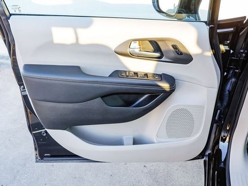 Certified 2024 Chrysler Pacifica Touring-L image 22