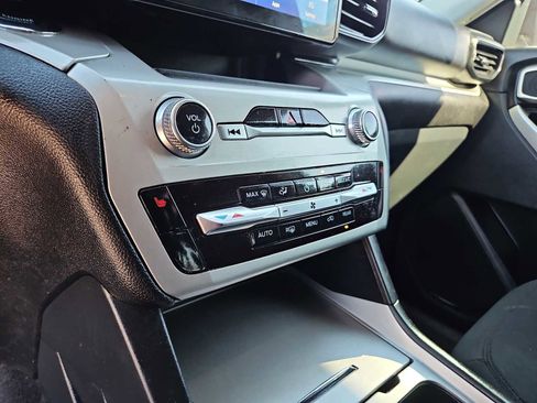 Used 2022 Ford Explorer XLT image 24