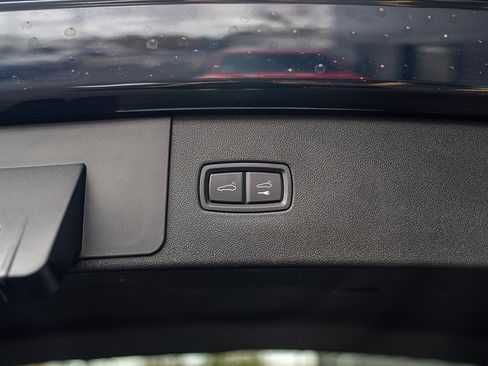 Certified 2022 Porsche Cayenne Platinum Edition image 22