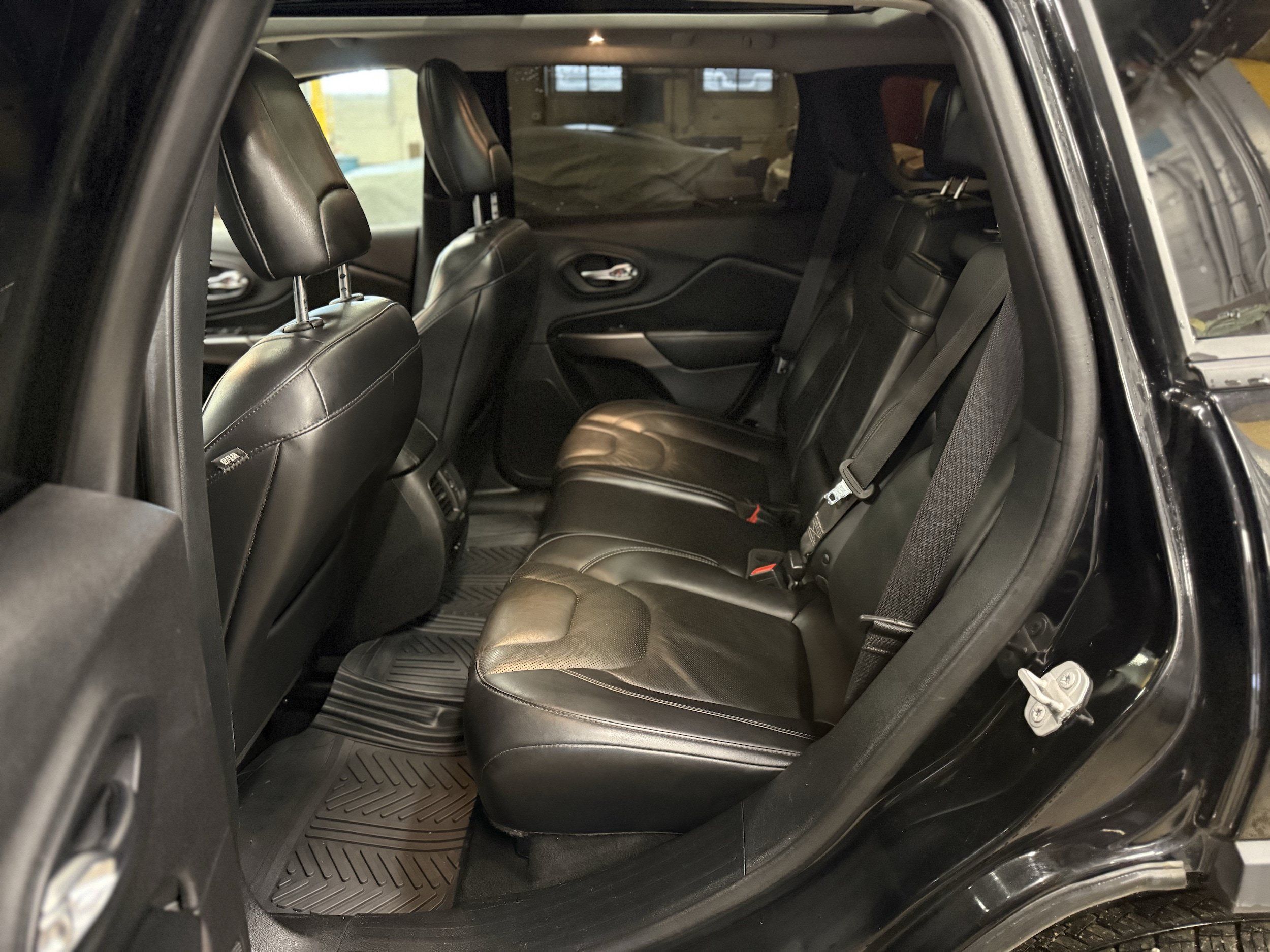 Used 2019 Jeep Cherokee Limited AWD/4WD image 12