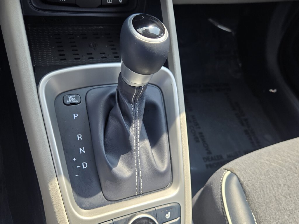 Used 2023 Hyundai Venue Limited FWD image 19
