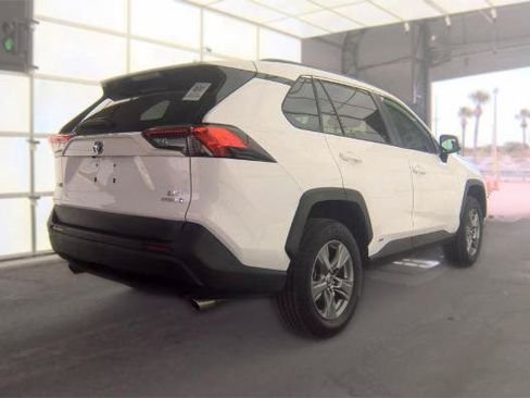 Used 2022 Toyota RAV4 LE AWD/4WD image 4