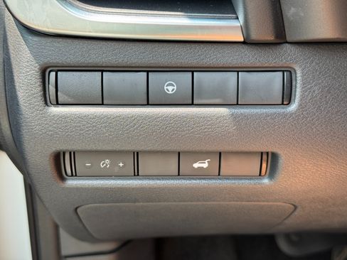 Used 2023 Nissan Rogue SV w/ SV Premium Package FWD image 17