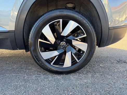 Used 2025 Volkswagen Atlas Cross Sport SE image 31