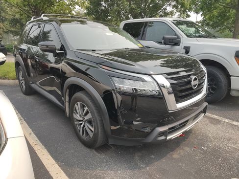 Used 2023 Nissan Pathfinder SL AWD/4WD image 2