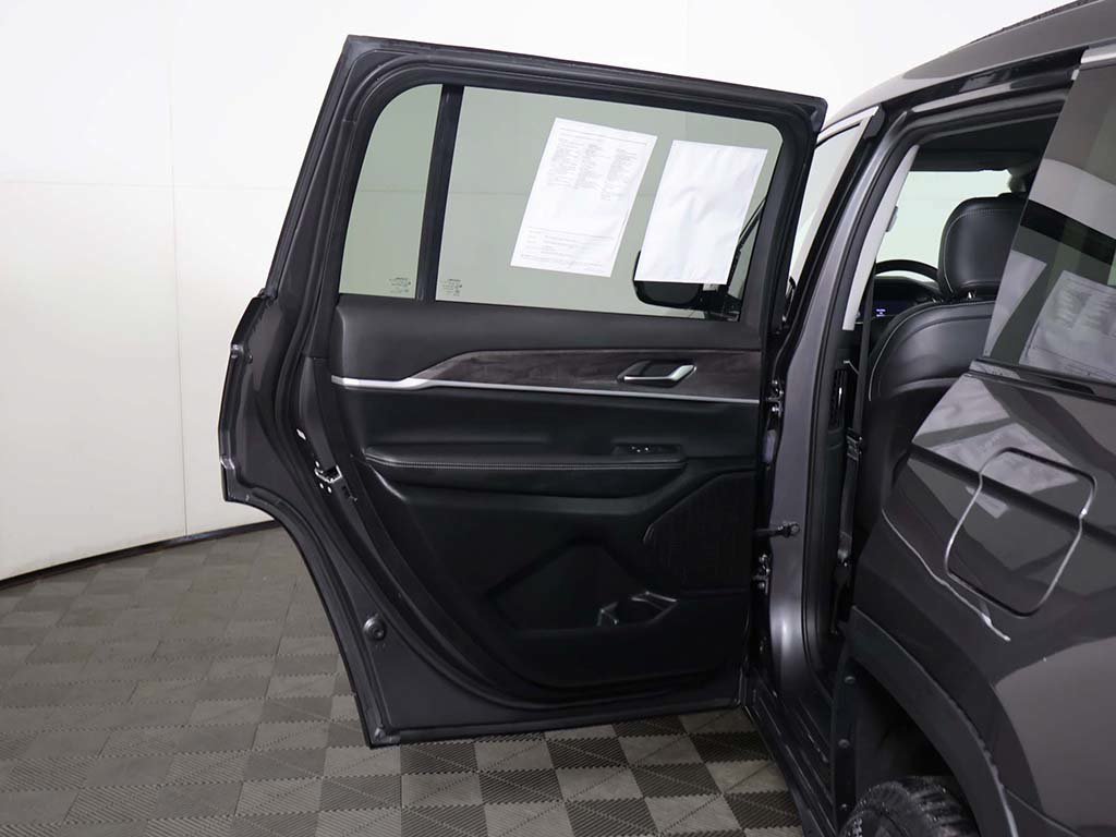 Used 2023 Jeep Grand Cherokee L Limited AWD/4WD image 23
