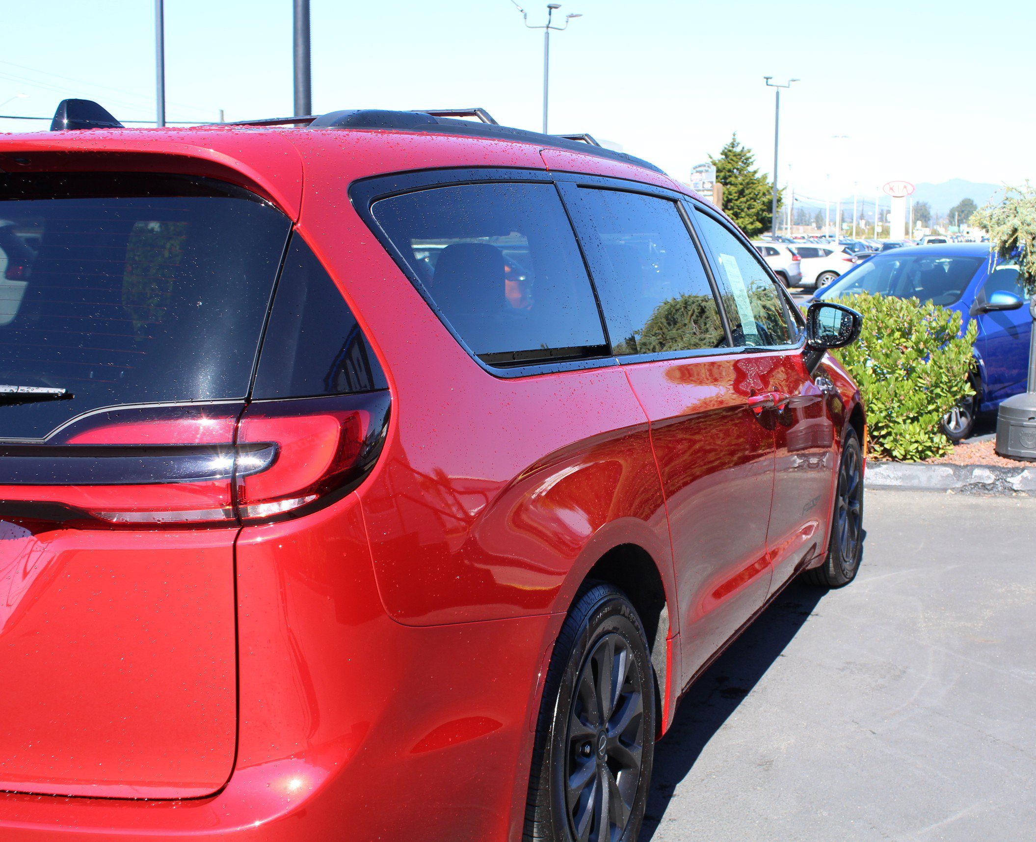 Used 2025 Chrysler Pacifica Select w/ Fav Edition Package FWD image 7