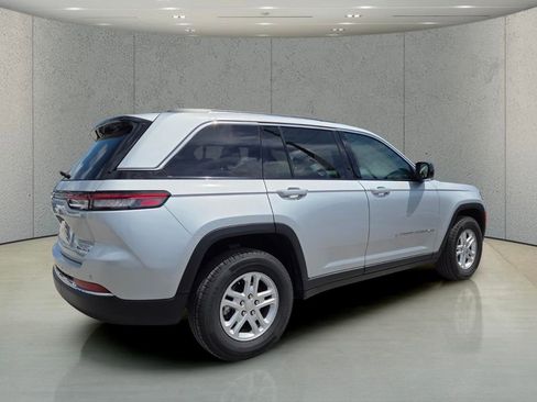 Used 2024 Jeep Grand Cherokee Laredo image 3