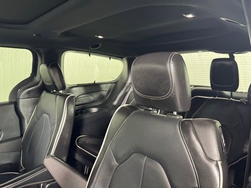 Used 2025 Chrysler Pacifica Limited image 21