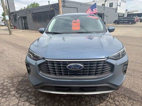 Used 2025 Ford Escape Platinum AWD/4WD image 2