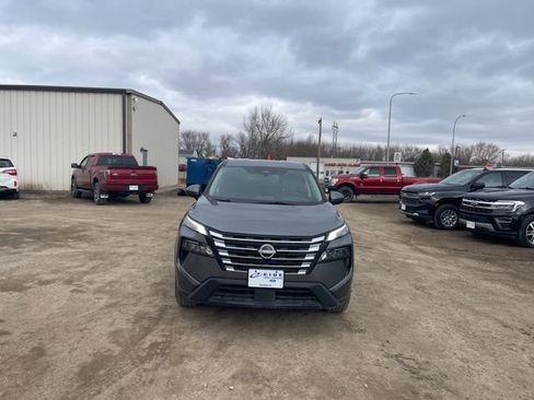 Used 2025 Nissan Rogue SV image 2