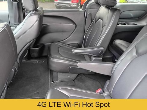 Used 2025 Chrysler Pacifica Select FWD image 18
