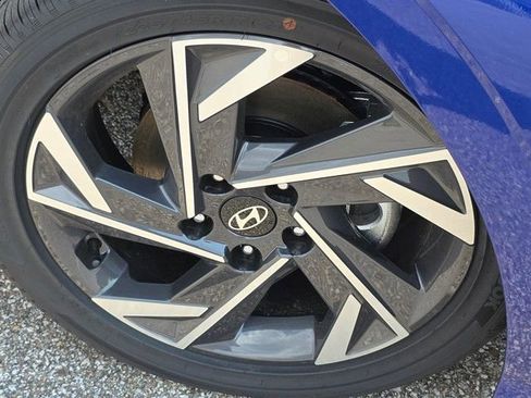 Certified 2025 Hyundai Elantra Limited image 18