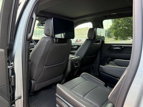 New 2025 Chevrolet Suburban Premier image 17