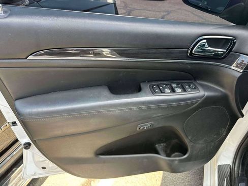 Used 2020 Jeep Grand Cherokee Overland AWD/4WD image 16