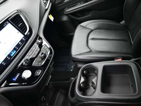 New 2026 Chrysler Pacifica Select FWD image 16