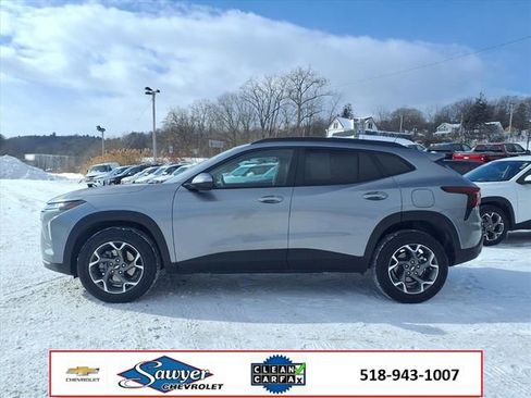 Used 2025 Chevrolet Trax LT w/ LT Convenience Package image 4