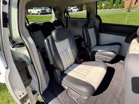 Used 2010 Chrysler Town & Country Touring Plus FWD image 10