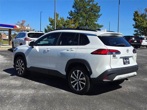 Used 2022 Toyota Corolla Cross XLE w/ Convenience Package image 11