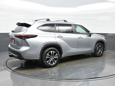 Used 2025 Toyota Highlander XLE image 6