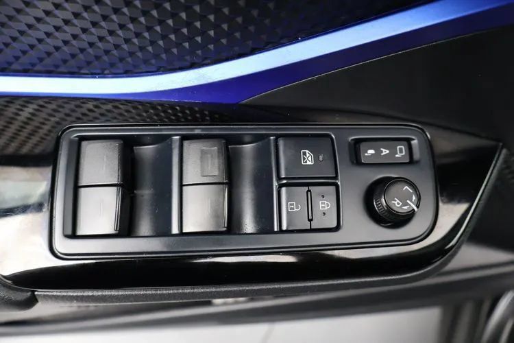 Used 2022 Toyota C-HR XLE FWD image 18