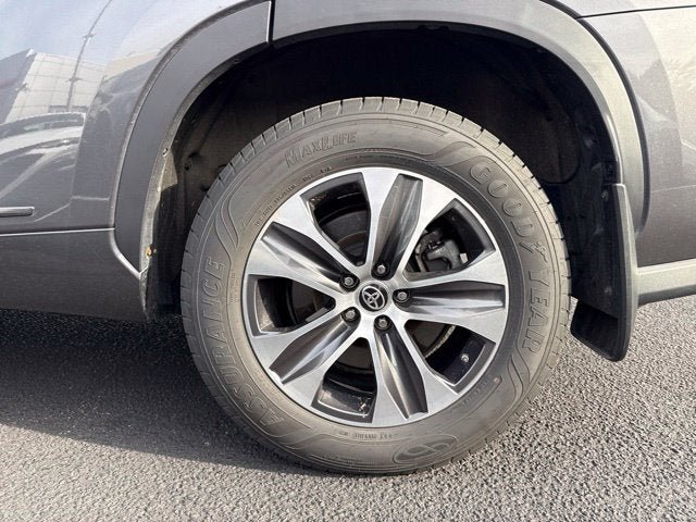 Used 2021 Toyota Highlander XLE AWD/4WD image 5